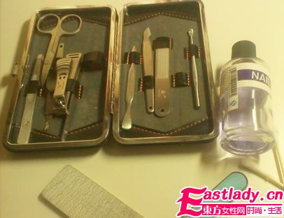 網(wǎng)友示范 輕松簡單DIY法式美甲