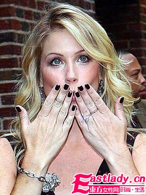 時尚Icon初秋8款甲色女星大愛