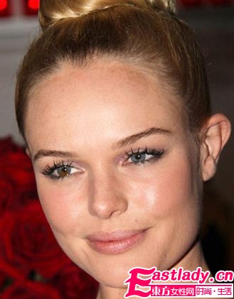 歐美女星詮釋2011新 裸 風(fēng)尚