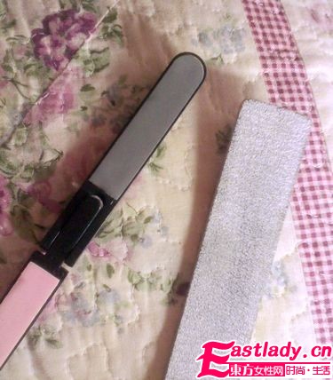 網(wǎng)友示范 輕松簡單DIY法式美甲