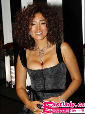 驚爆雷人鞏俐現(xiàn)身巴黎古董雙年展