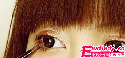 打造俏麗圣誕約會(huì)耀眼彩妝 讓你美美過圣誕