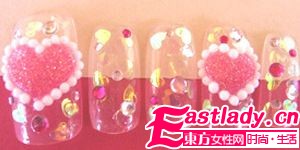 粉嫩桃心美甲 甜美從指間開始