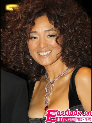 驚爆雷人鞏俐現(xiàn)身巴黎古董雙年展