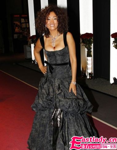 驚爆雷人鞏俐現(xiàn)身巴黎古董雙年展