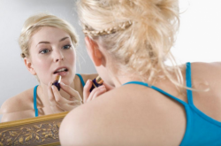 口紅太干脫皮怎么解決 內(nèi)外調(diào)理很重要