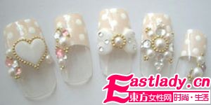 粉嫩桃心美甲 甜美從指間開始