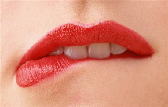 嘴唇起皮是什么原因  教你潤唇的簡單方法