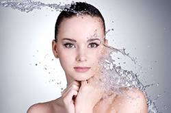 溫水洗臉有什么好處 用什么樣的水洗臉最好