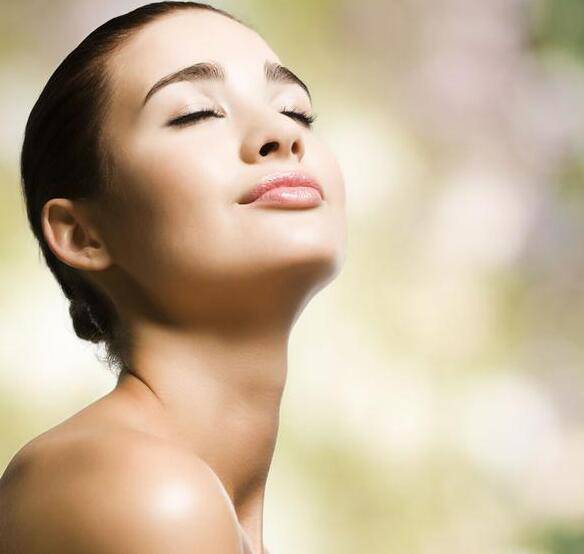 白頭粉刺是怎么形成的 該如何去除