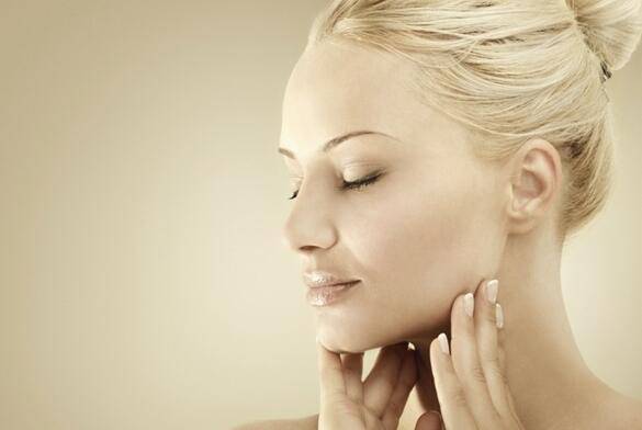 白頭粉刺是怎么形成的 該如何去除