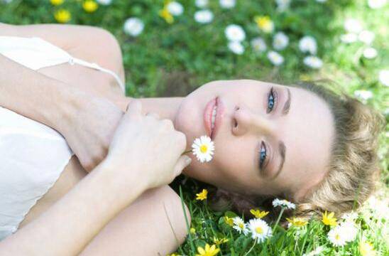 白頭粉刺是怎么形成的 該如何去除