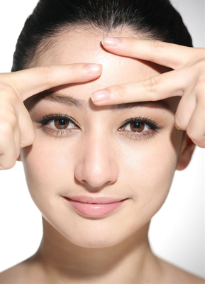 女性美容護膚 怎樣去除令人苦惱的抬頭紋呢
