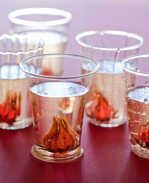 女人吃什么養(yǎng)顏 夏天女性養(yǎng)顏多喝九種花茶