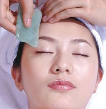 臉部刮痧的好處 以內(nèi)養(yǎng)外疏通經(jīng)絡(luò)