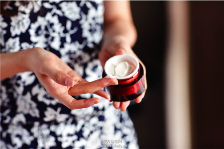 跟當(dāng)紅女星學(xué)敷面膜 肌膚好到爆