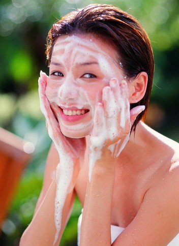 去皺紋最好的方法 正確洗臉遠(yuǎn)離皺紋