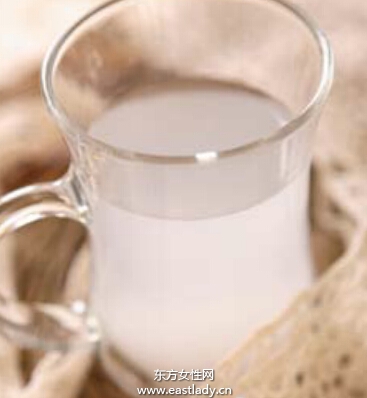 自制淘米水面膜使皮膚白凈細(xì)滑