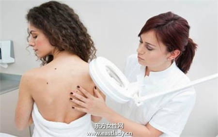 老婦腋下突冒黑色線條　竟是罹皮膚癌