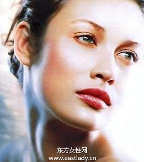 用保濕霜不能減輕眼部浮腫