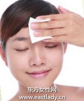 使用美白化妝水為干燥肌膚補充水分