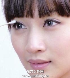 眼部保養(yǎng)升級法之提拉按摩