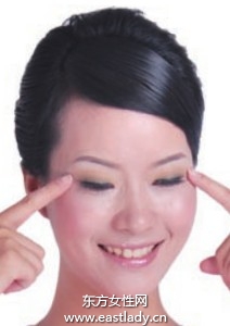 敲揉三焦經(jīng)可減少魚尾紋產(chǎn)生