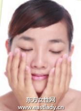 使用美白化妝水為干燥肌膚補充水分