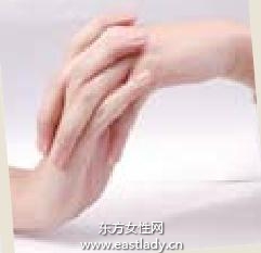 手部按摩操防止手部肌膚老化