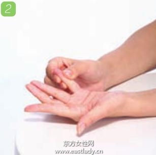 簡單的手指按摩運(yùn)動 讓雙手變美麗