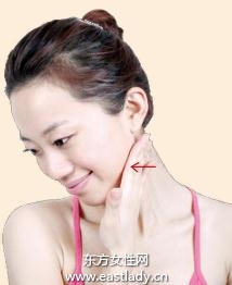 頸部按摩方法消除惹人頸紋