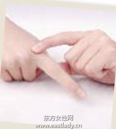 手部按摩操防止手部肌膚老化