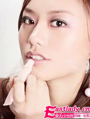 涂抹凡士林來(lái)預(yù)防嘴唇干燥