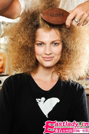 洋娃娃一般的蓬松卷發(fā)