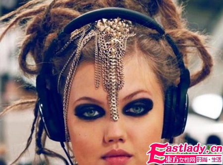 濃黑煙熏妝與眉心墜的絕配