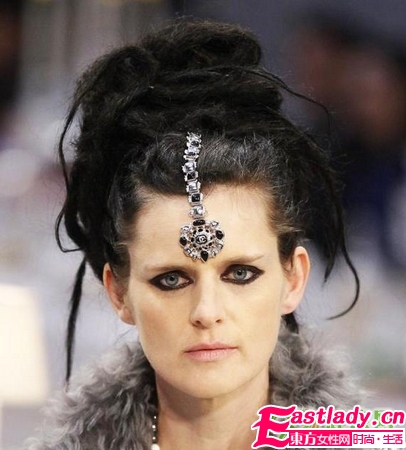 濃黑煙熏妝與眉心墜的絕配