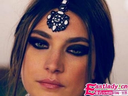 濃黑煙熏妝與眉心墜的絕配