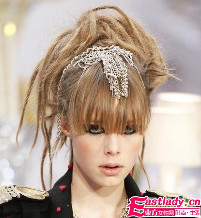 濃黑煙熏妝與眉心墜的絕配