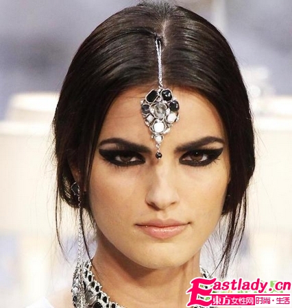 濃黑煙熏妝與眉心墜的絕配