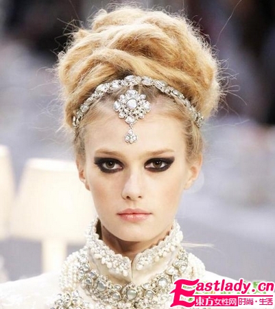 濃黑煙熏妝與眉心墜的絕配