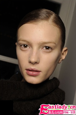 光潔嫩膚 找準(zhǔn)痘痘的四個(gè)成因