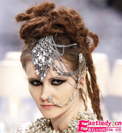 濃黑煙熏妝與眉心墜的絕配