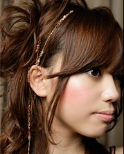 魅力升級 巧用項鏈點綴盤發(fā)