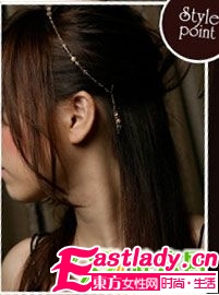 魅力升級 巧用項鏈點綴盤發(fā)