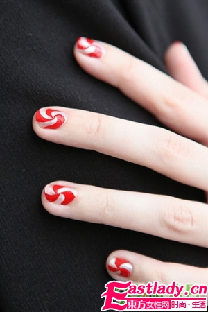 自己在家做美甲 雙色旋轉(zhuǎn)圖案美甲