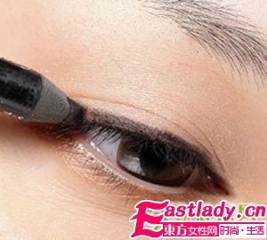 六小步畫出 清純 派煙熏妝容