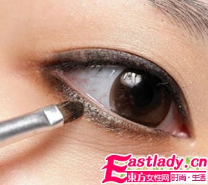 六小步畫出 清純 派煙熏妝容