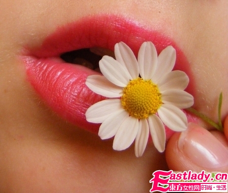 去除嘴唇死皮 抹點(diǎn)白糖就行