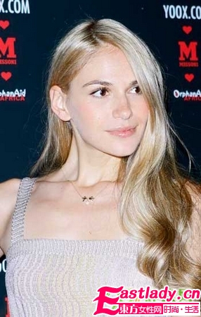 11位女星裸妝斗艷 笑容自信