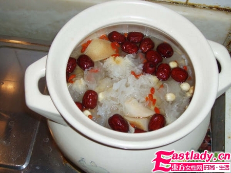 秋季美容養(yǎng)顏湯 梨銀耳紅棗枸杞湯